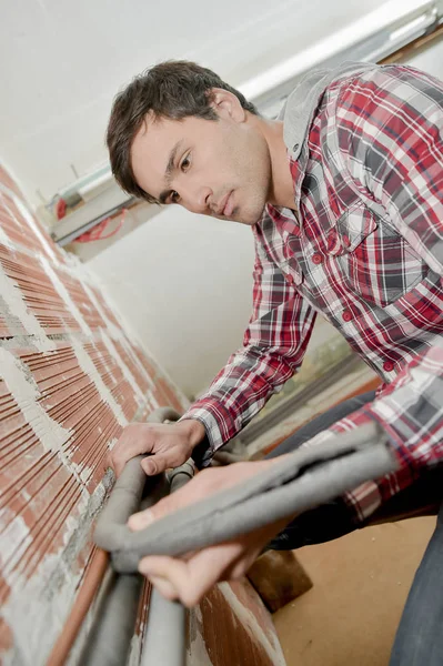 Homem montagem de isolamento para tubos — Fotografia de Stock