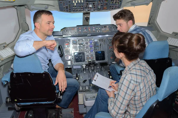 Três pessoas no cockpit da aeronave — Fotografia de Stock