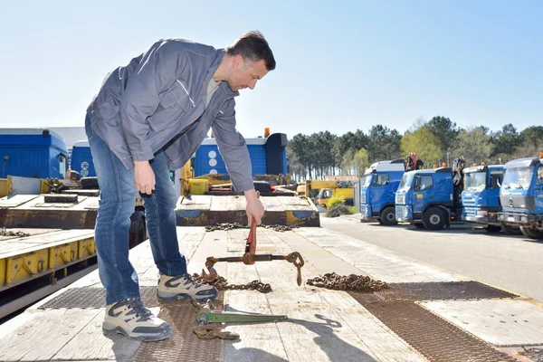 Wyposażenie samochodów ciężarowych zabezpieczeń oraz ciężarówka — Zdjęcie stockowe