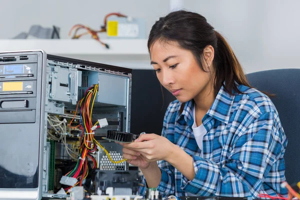 Inspecting the interior of the motherboard — Stock Photo, Image