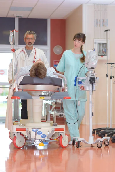 Paciente sendo apressado para o hospital — Fotografia de Stock