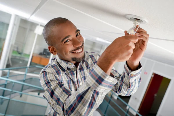 Manitas felices y el hombre — Foto de Stock