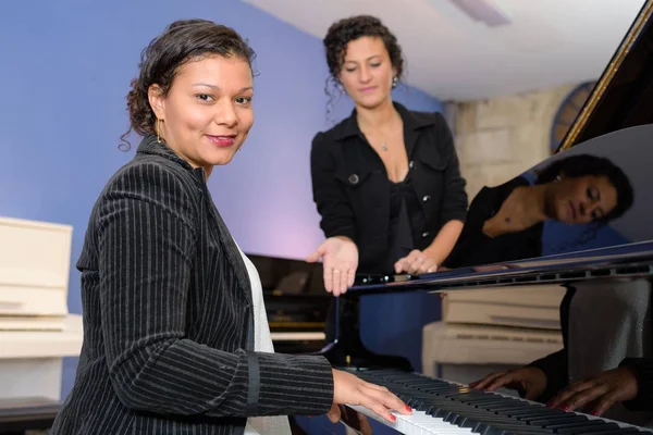 Woman playing the piano posing — Stock Photo, Image