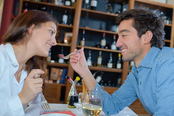 Paar im Restaurant — Stockfoto