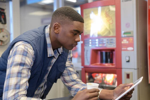 Jeune travailleur ayant une pause café — Photo