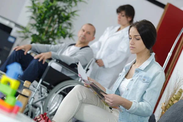 Ärzte und Patienten im Wartezimmer eines Krankenhauses — Stockfoto