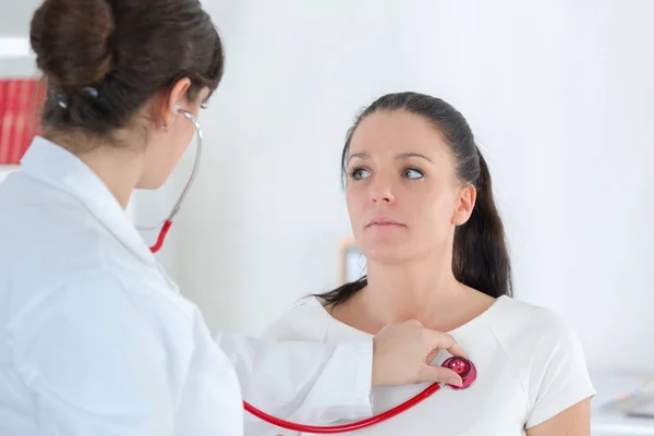 Mujer médico auscultar mujer —  Fotos de Stock