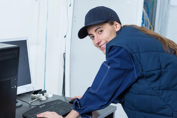 Mooie computertechnicus glimlachend op camera — Stockfoto