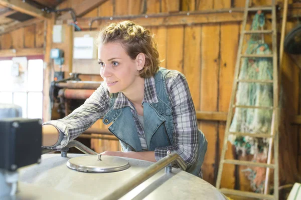 Kvinna att trycka på kontroller av metallbehållare — Stockfoto