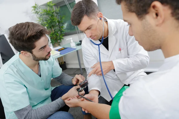 Läkare hand kontroll blodtryck — Stockfoto