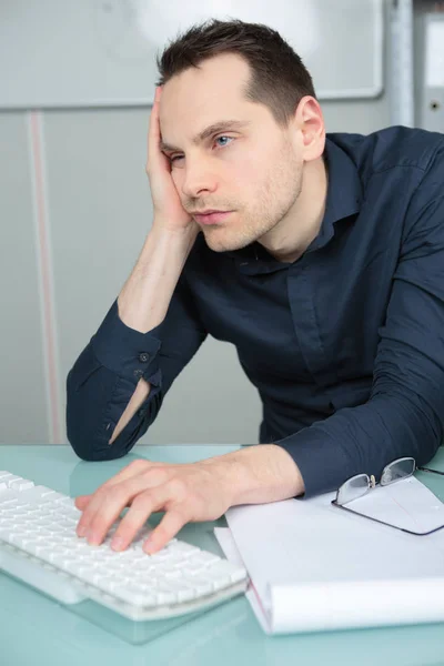 Kontorsmanen uttråkad i office — Stockfoto