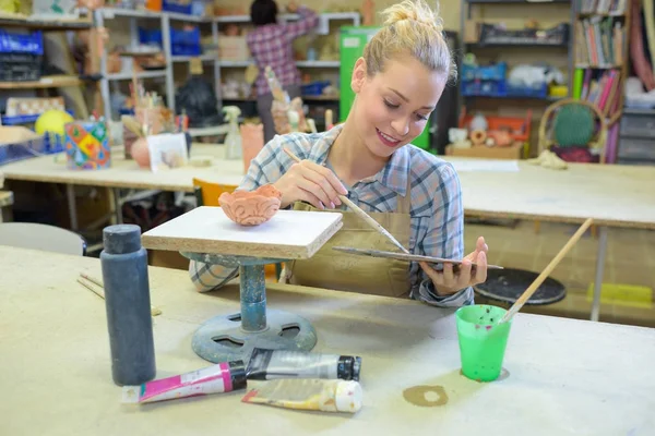 Mulher pintando um modelo de acabamento — Fotografia de Stock