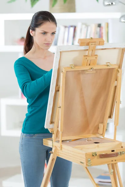Kadın sanatçı drawingpainting evde bir resim — Stok fotoğraf
