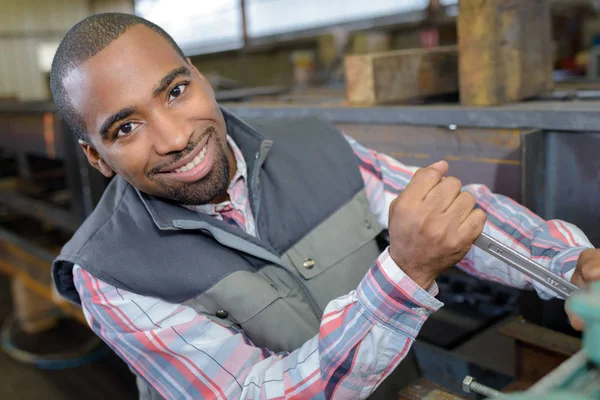 Trabajador sonriendo y posando —  Fotos de Stock