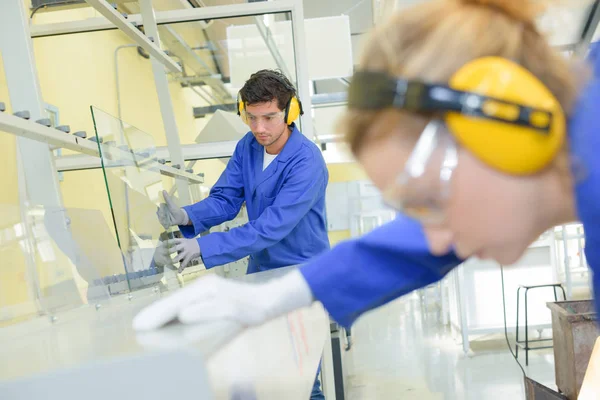 Jovens no trabalho na fábrica — Fotografia de Stock