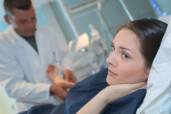 Vrouw bang voor injectie — Stockfoto