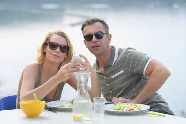 Paar trinkt Eistee beim Frühstück draußen — Stockfoto