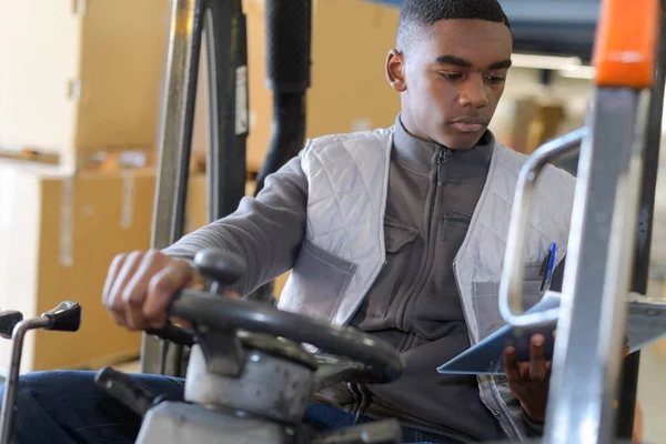 Portret van mannelijke Fork Lift Truck Driver In fabriek — Stockfoto