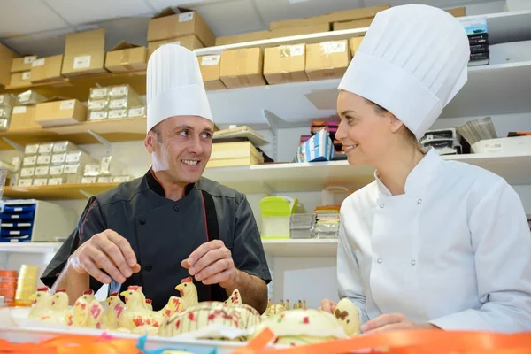 Ouvrier masculin et féminin dans une chocolaterie — Photo