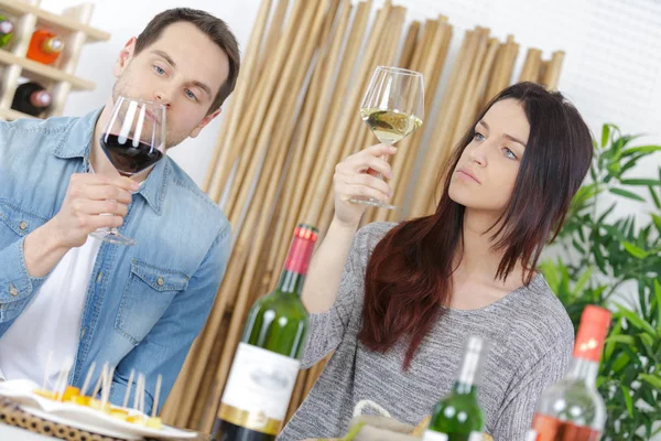 Casal feliz degustação bom vinho — Fotografia de Stock