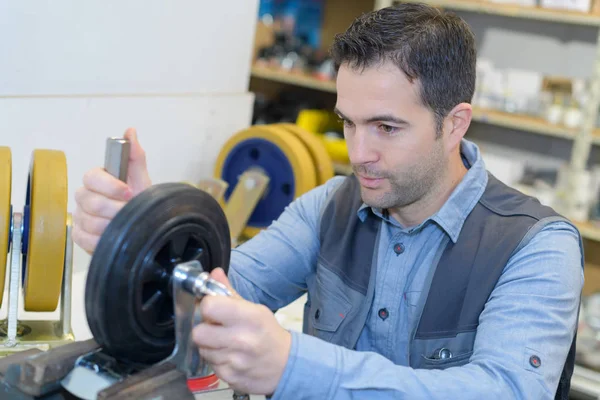 Mechanic checking car wheel rim — Stock Photo, Image