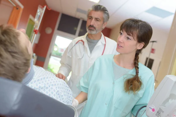 Läkare berättar patienten diagnos — Stockfoto