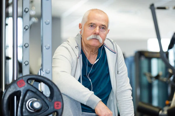 Hombre mayor en forma descansando después de hacer ejercicio —  Fotos de Stock