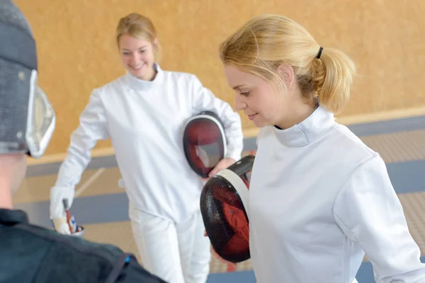 Fencers wanita selama istirahat — Stok Foto