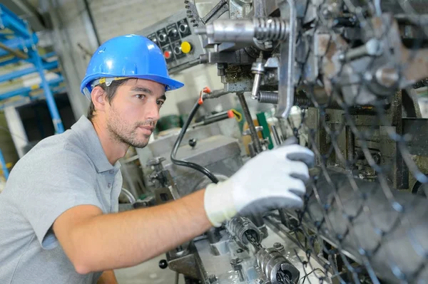 Man maakt schermen in een fabriek — Stockfoto