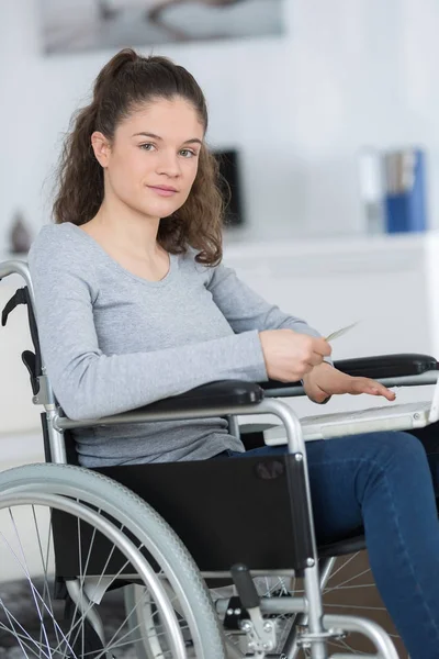 Γυναίκα σε αναπηρική καρέκλα χρησιμοποιώντας υπολογιστή — Φωτογραφία Αρχείου