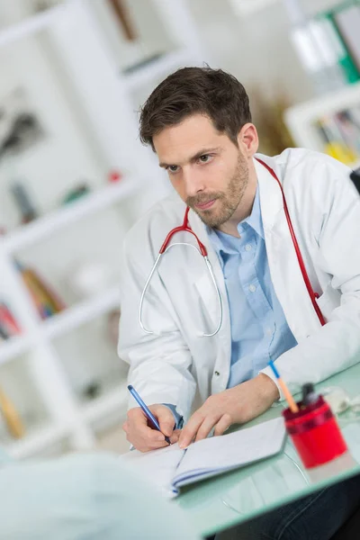 Médico médico médico ouvir o paciente e tomar notas — Fotografia de Stock