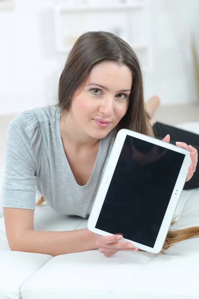 Junge Frau zeigt ihren Tab — Stockfoto