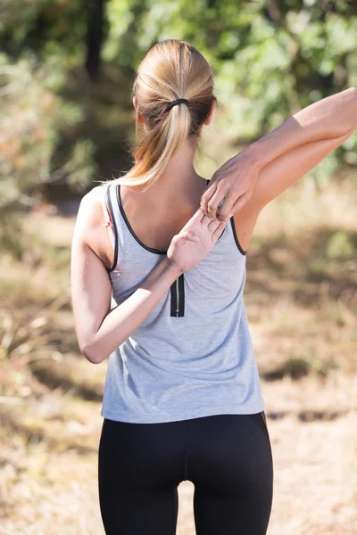 Achteraanzicht van vrouw handen achter haar rug in elkaar grijpende — Stockfoto