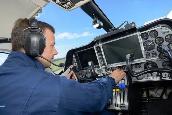 Kendine güvenen erkek pilot kokpitte oturan dikiz — Stok fotoğraf