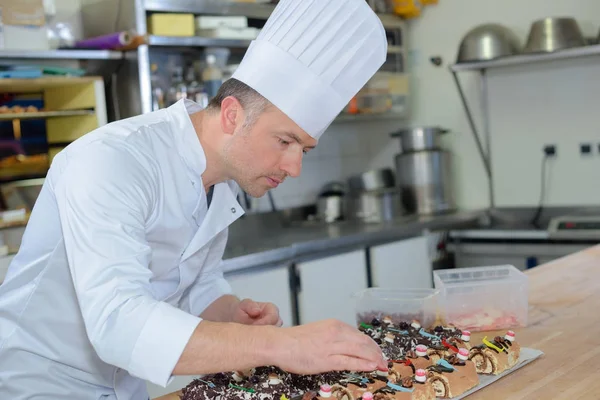 Chef preparing the small cakes — Stock Photo, Image