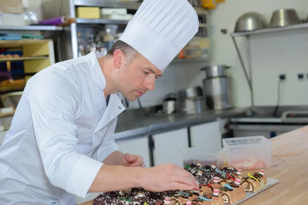 Chef bereitet die kleinen Kuchen zu — Stockfoto