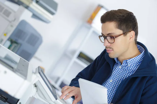 Tot vaststelling van een printer machine op een bedrijfsplaats — Stockfoto