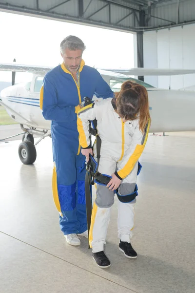 Skydivers έτοιμος να πηδήξει και να πάει στο αεροσκάφος — Φωτογραφία Αρχείου