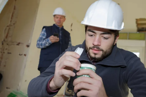 Constructeur inspectant un conteneur — Photo