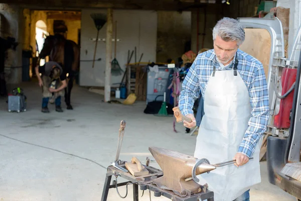 Un contadino occupato e di lavoro — Foto Stock