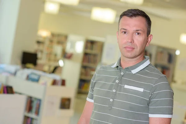 Portret van ernstige man in bibliotheek — Stockfoto