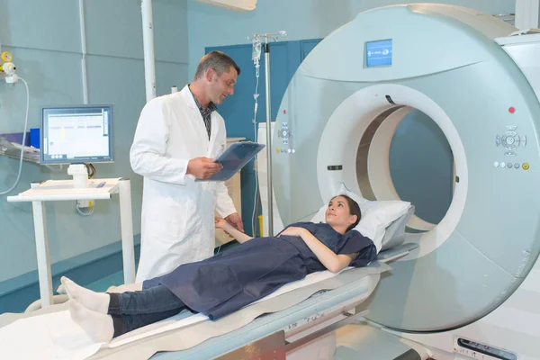 Paciente mujer hablando con el médico antes de la resonancia magnética — Foto de Stock