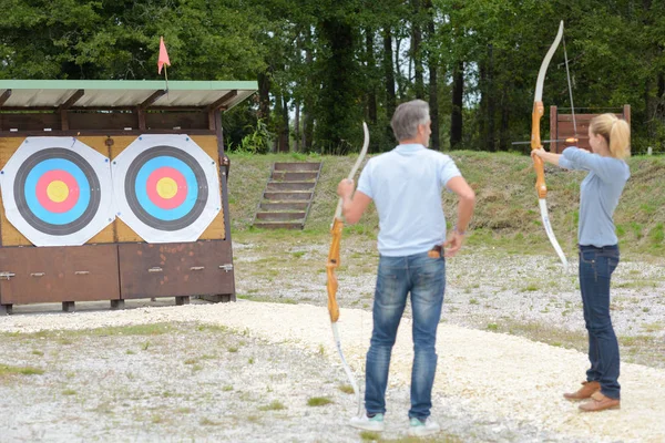 Ziehen an der Schnur des Pfeils — Stockfoto