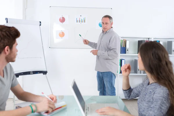 Profesor escribiendo en pizarra blanca — Foto de Stock