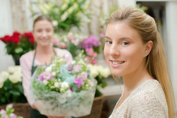 Buying some flowers and adult — Stock Photo, Image
