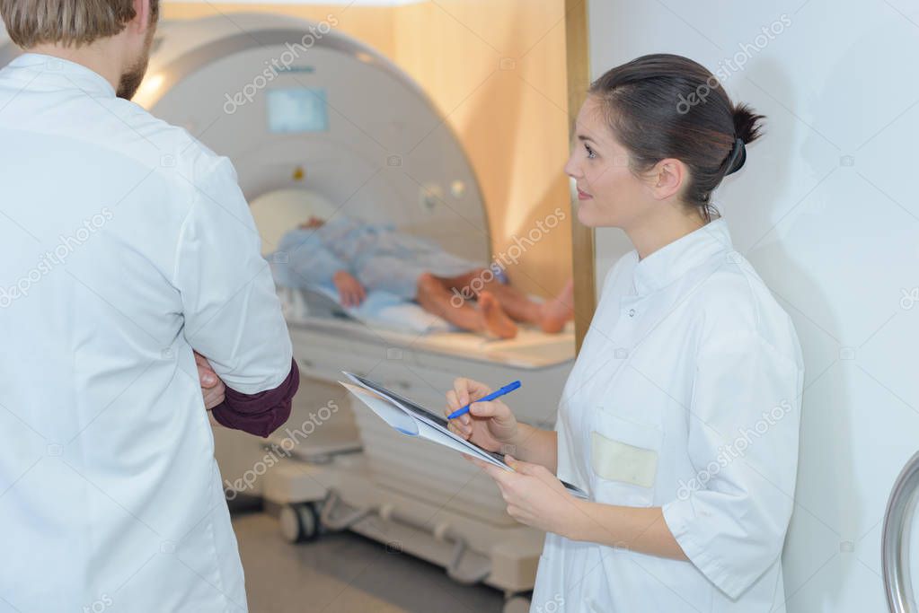 Assistant writing the specialist's observation