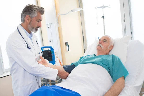Medico con paziente anziano — Foto Stock