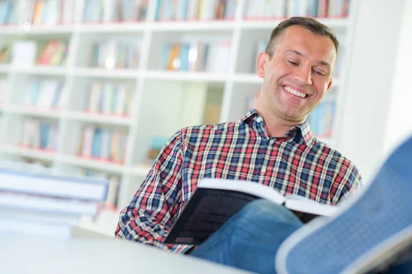 Leitor feliz e relaxado — Fotografia de Stock