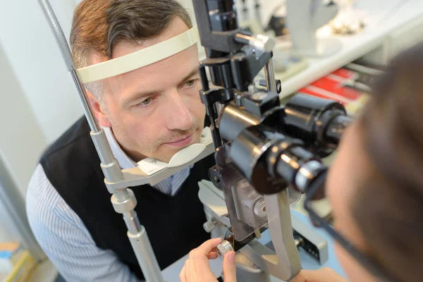 Óptico en la cirugía que da la prueba del ojo del hombre — Foto de Stock