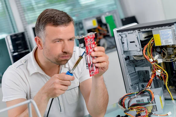 Fixação de um computador e placa — Fotografia de Stock